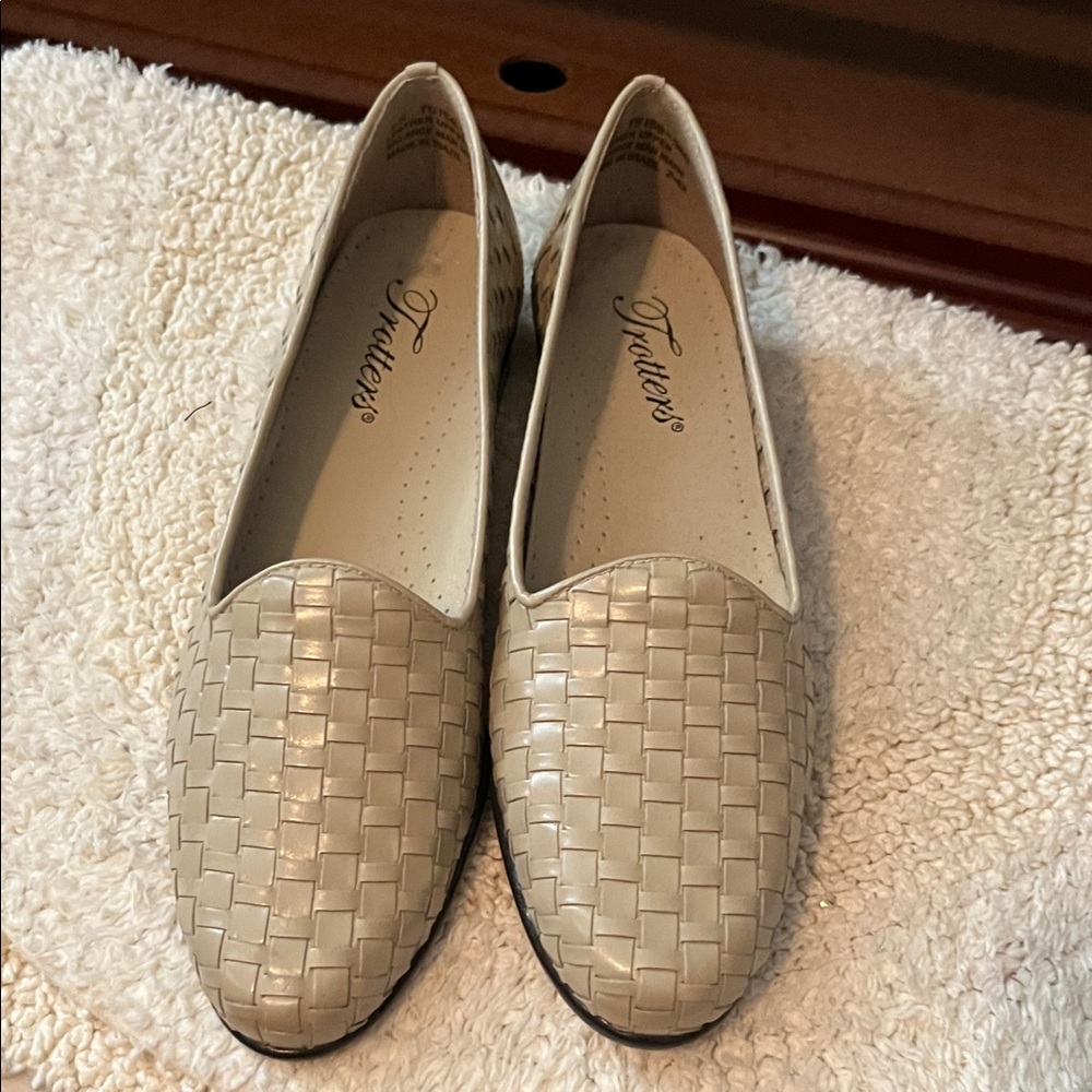 Trotters Woven Leather Flats in Cream